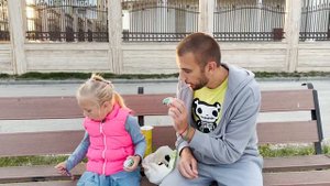 ПАПА ОБЪЕЛСЯ КОНФЕТ, Ева и папа целый день гуляли, ели конфеты и потом папа заболел.