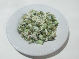 САЛАТ С КУРИЦЕЙ, ОГУРЦОМ И ЗЕЛЁНЫМ ГОРОШКОМ