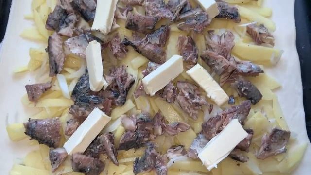 Пирог из слоеного теста с картошкой и консервированной рыбой. смотреть онлайн