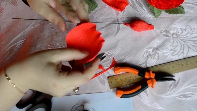 Роза Эль Торо с конфетой из гофрированной бумаги. смотреть онлайн