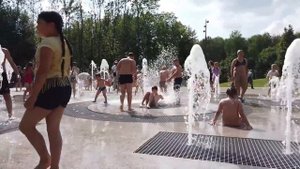 Дети купаются в фонтане! Трофимка первый раз и ему понравилось! #малыши #фонтан #лето #парк