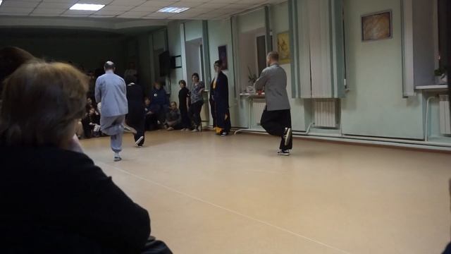 Группа А. В. Аралова демонстрирует комплекс с мечем дзянь.