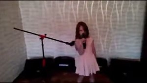 Маленькая девочка, бесподобно поет песню, "А любовь как сон".