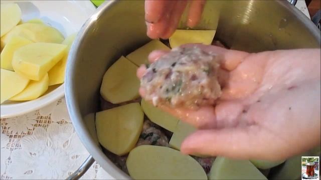 КЮФТЕ ИЗ КУРИЦЫ С КАРТОФЕЛЕМ томленые в масле. Toyuq dəmlənmə küftəsi. смотреть онлайн