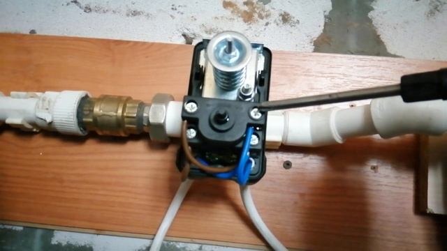СХЕМА ПОДКЛЮЧЕНИЯ РЕЛЕ ДАВЛЕНИЯ ВОДЫ ИЗ КОЛОДЦА.