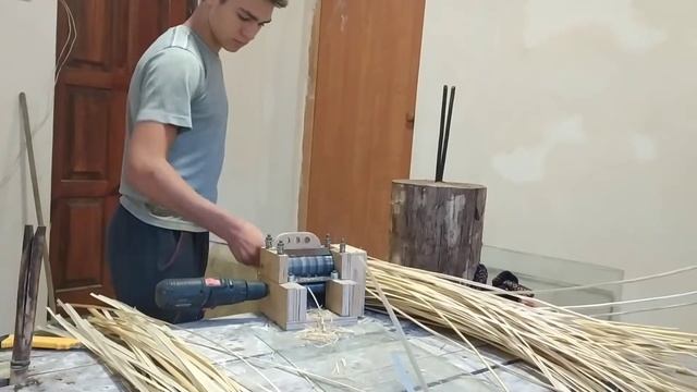 Крутой станок для строгания ленты из лозы! (тест) смотреть онлайн