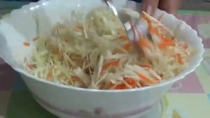 Салат щетка из капусты, моркови постный с острой заправкой