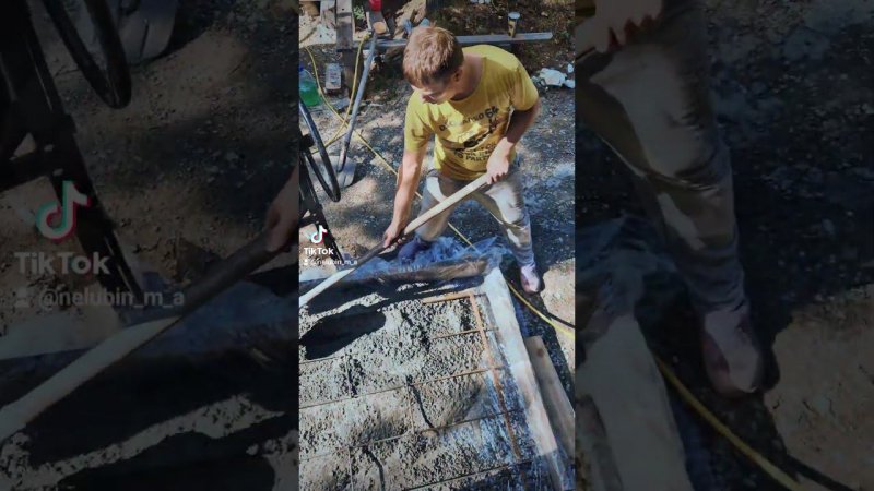 Залил бетонное основание под лестницу  #стройка #свойдом #лес