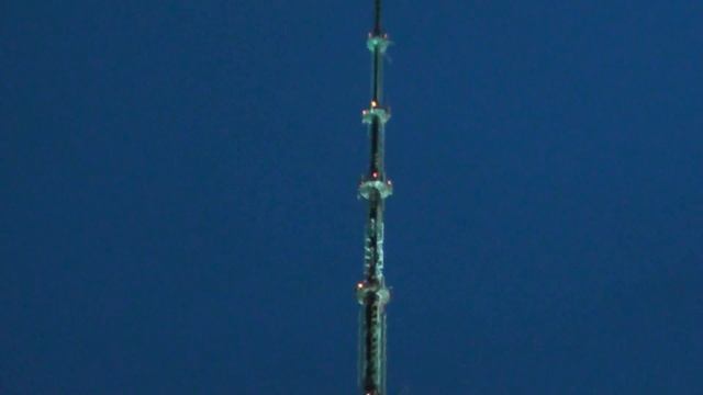 Подсвеченная Останкинская телебашня из окна поезда + гонка с электричкой