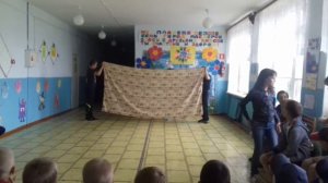 танец 2 отряда в лагере