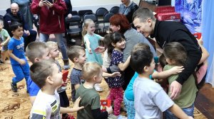 Рождественская сказка продолжается! Боксёры вручили подарки детям в Серпухове