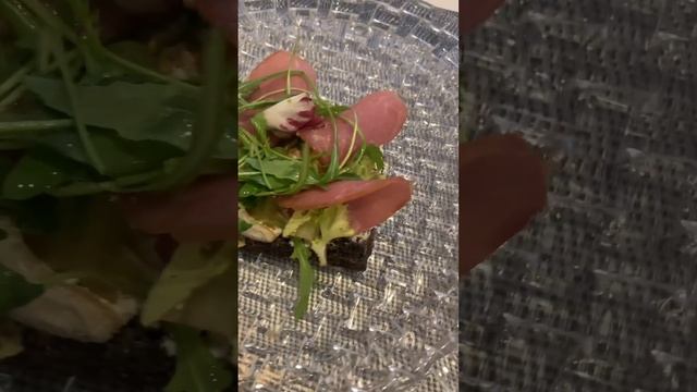 Сэндвич с сыро-вяленой ветчиной, авокадо, перепелиным яйцом и зеленью (Идея для завтрака??) смотреть онлайн