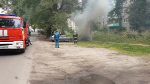 Тушение горящей машины во дворе Кривова 57 г. Ярославль