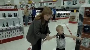 Ребенок отрывается в магазине Child comes off the store