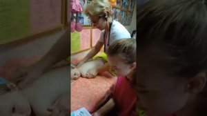 гал алекс делает массаж, мама поет песню ребенку