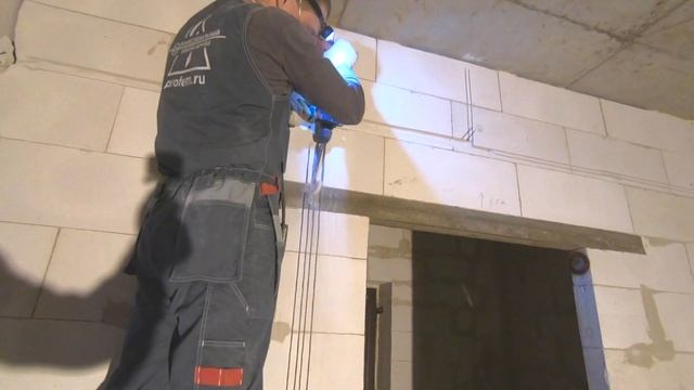 Монтаж электропроводки дома. Разметка стен и потолков с применением лазерного уровня, штробление.