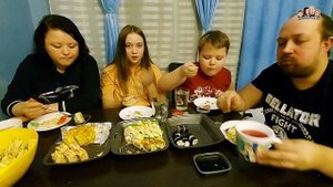 МУКБАНГ! Очень вкусные роллы//Заказали большой СЕТ РОЛЛОВ//Семейный ужин//Простая жизнь//Моя семья