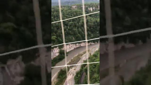 Сочи.Вид вниз по горному мосту