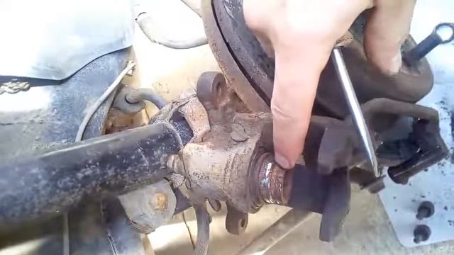 Греется колесо и стопорится, клинит Заржавел суппорт. Чистим и ездим. смотреть онлайн