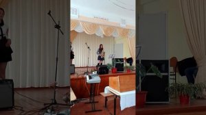 Девушка играет на Саксофоне