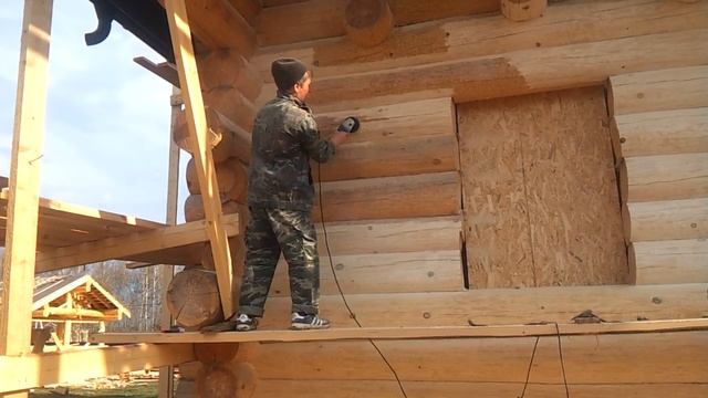 Шлифовка дома из оцилиндрованного бревна