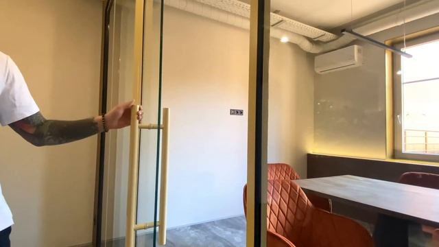 ОБЗОР РЕМОНТА Золотой офис в центре Киева: рецепция обшитая металлом и система аромамаркетинга.