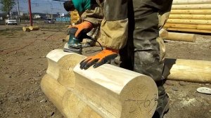 Шлифовка и пропитка бревна защитным составом. Сборка бани в качестве образца продукции