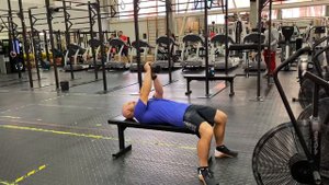 Жим 1 гантели лёжа на скамье