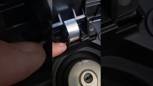 ставим пластину/пружину на крышку люка бензобака Honda silver wing