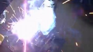 Как зажигать электрод что бы не прилипал.mp4