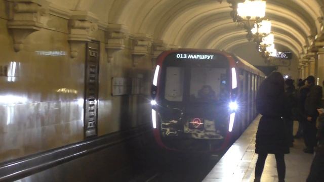 Метропоезд 81-775/776/777 Москва-2020 на станции метро Комсомольская смотреть онлайн