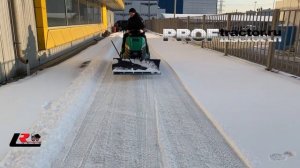 Садовый трактор Caiman Rapido 2wd 92 работает с снегоуборочным отвалом..mp4