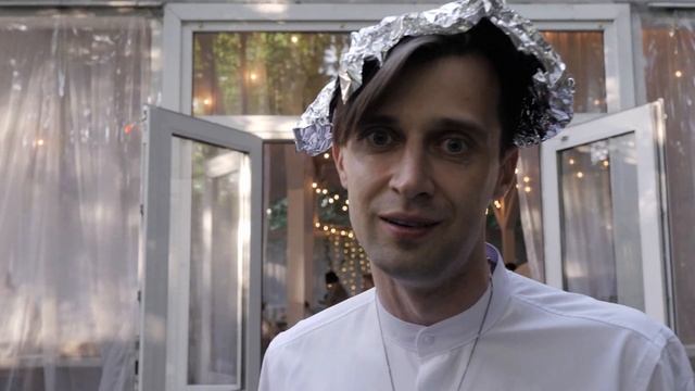 Ведущий в шапочке из фольги смотреть онлайн