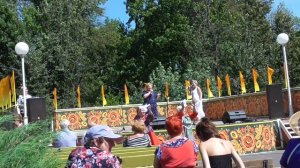 Бабушки пенсионерки поют весёлую песню на сцене на 5 августа 2018 года, город Орёл День города Орла