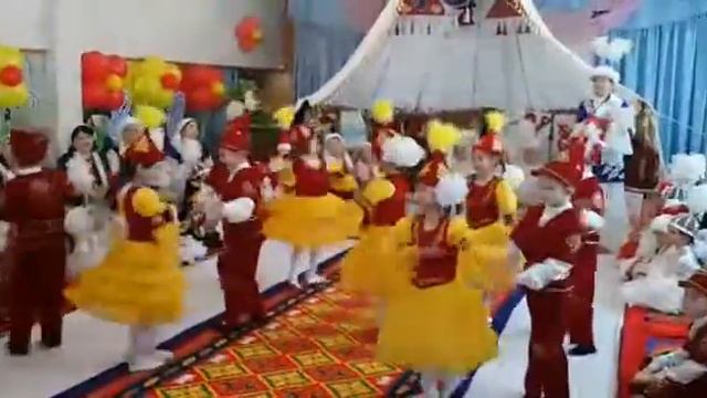 Танец, қазақша би: Мерекелік отырыс. смотреть онлайн