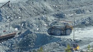 БЕЛАЗы в горном карьере, выгрузка породы