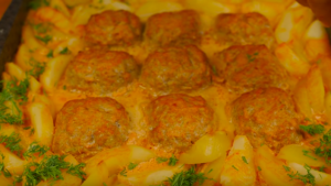 Котлеты, запеченные в духовке с картошкой