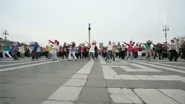 Молодежный танец в Пасхальное Воскресенье на главной площади