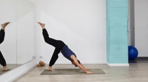 Утренняя виньяса-флоу йога на 30 минут вместо чашечки кофе с Сергеем Барановым.mp4