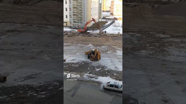 Экскаватор погрузчик решил покататься покружится на льду #Shorts