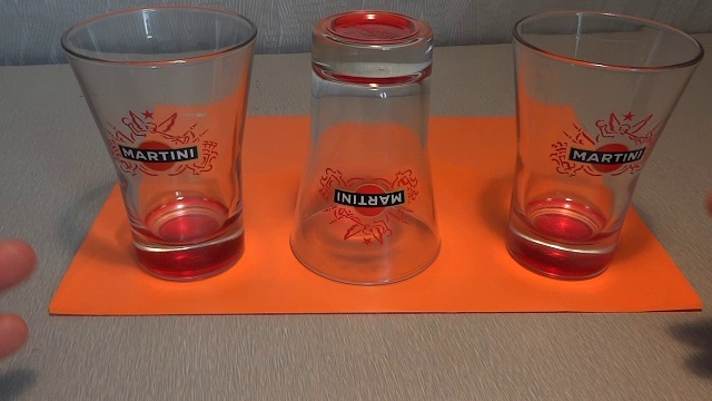 Опыт перевернутый стакан. Перевернуть 3 стакана. Фокус со стаканом. Перевернуть 3 стакана. Перевернуть 3 стакана.