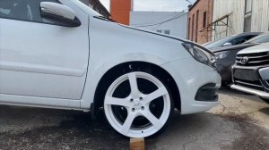 Обзор дисков в белом цвете LS 357 17" 4x98. В обзоре новый автомобиль Лада Гранта седан 2019г.