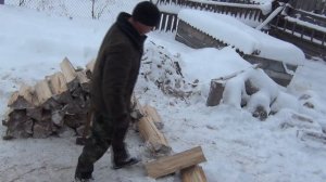 колка дров колуном и железными клиньями