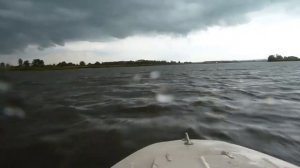 Уходим от грозы! Лодка Обь-М и мотор Сузуки 25 4-х тактный.
