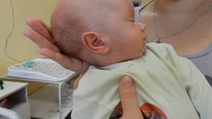 Когда ребенок перестает срыгивать — причины и сроки