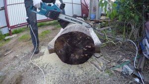 Распиловка осинового бревна электропилой