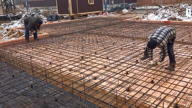 Мелкозаглубленный ленточный фундамент с монолитной плитой сверху.