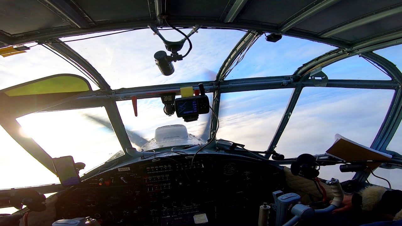 Зимний взлет самолета Ан-2 на лыжах сквозь облака глазами пилота. смотреть онлайн