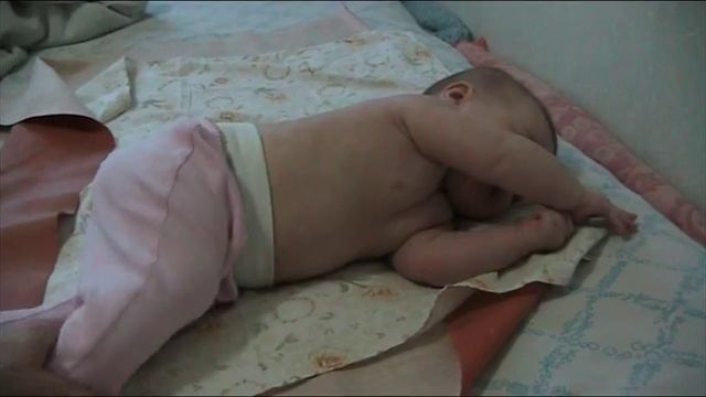 Когда ребенок начинает переворачиваться на бочок