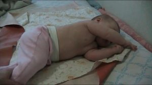 Когда ребенок начинает переворачиваться на бочок
